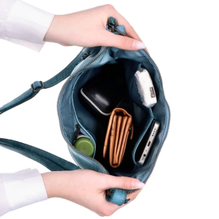 Nadčasová kožená kabelka přes rameno Noelia Bolger materiál kůže zapínání na zip barva tyrkysová velikost střední NB 2405 TYR Vnitřek