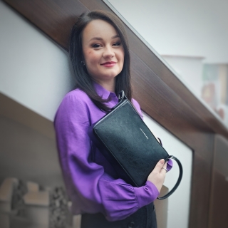Elegantní, pevnější kožená crossbody kabelka Noelia Bolger materiál kůže zapínání na zip barva černá velikost malá NB 0103 C Lifestyle