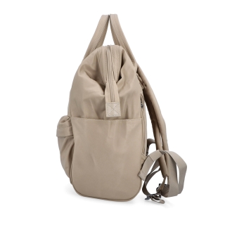 Velký praktický batoh značky Carmelo Carmelo materiál nylon zapínání na zip barva taupe velikost velká 4319 T Z boku