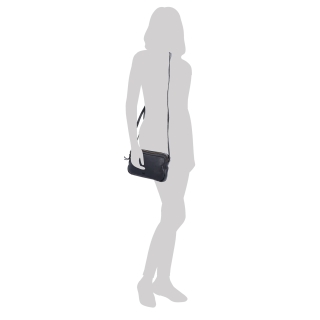 Minimalistická kožená crossbody kabelka Noelia Bolger materiál kůže zapínání na zip barva černá velikost malá NB 2407 C Na postavě