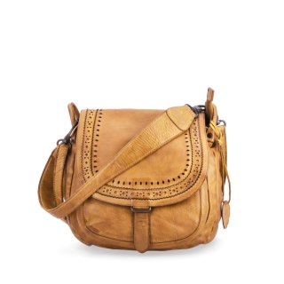 Kožená crossbody kabelka se zdobenou klopou Noelia Bolger materiál kůže zapínání s klopou barva žlutá velikost střední NB 2030 ZLU Zepředu