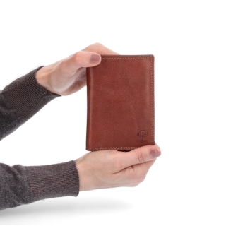 Praktická kožená dokladovka Poyem materiál kůže zapínání Bez zapínání barva koňaková velikost malá 5226 Poyem KO V ruce
