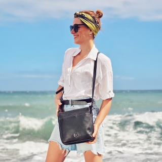 Malá kožená crossbody kabelka s výraznějším prošitím Noelia Bolger materiál kůže zapínání na zip barva černá velikost malá NB 3004 C Lifestyle