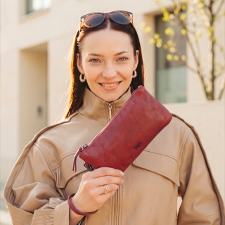 Kožené pouzdro s odepínacím poutkem Noelia Bolger materiál kůže zapínání na zip barva červená velikost velká 5137 NB CV Lifestyle