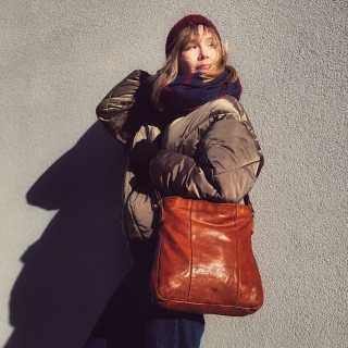 Kožená crossbody kabelka s prošíváním Noelia Bolger materiál kůže zapínání na zip barva koňaková velikost střední NB 2002 KO Lifestyle