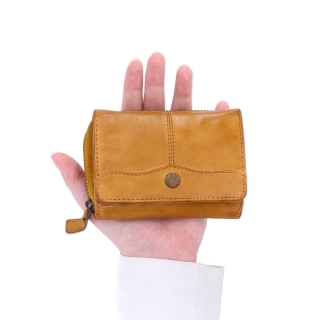 Kožená peněženka s kapsou na zip Noelia Bolger materiál kůže zapínání na cvoček barva žlutá velikost malá 5136 NB ZLU V ruce
