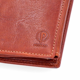Kvalitní kožené pouzdro Poyem Poyem materiál kůže zapínání Bez zapínání barva koňaková velikost malá 5229 Poyem KO Logo