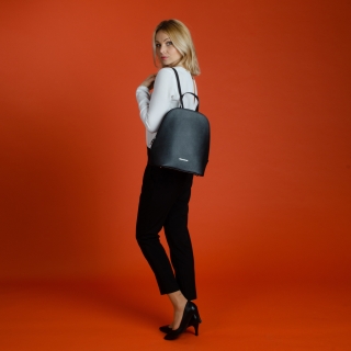 Batoh z kůže saffiano Noelia Bolger materiál kůže zapínání na zip barva černá velikost střední NB 0033 C Lifestyle