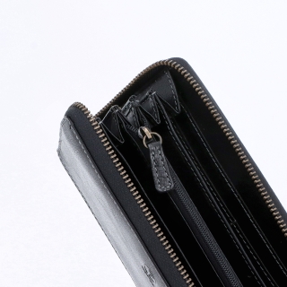 Kožená peněženka penál Poyem materiál kůže zapínání na zip barva černá velikost velká 5212 Poyem C Detail