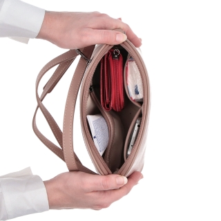 Luxusní kabelka přes rameno Noelia Bolger materiál kůže zapínání na zip barva nude velikost malá NB 0070 N Vnitřek