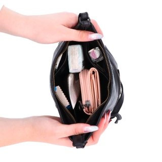 Kožená crossbody kabelka pro každý den Noelia Bolger materiál kůže zapínání na zip barva černá velikost malá NB 2404 C Vnitřek
