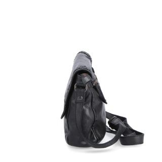 Designová kožená crossbody kabelka s klopou Noelia Bolger materiál kůže zapínání na zip barva černá velikost malá NB 2026 C Z boku