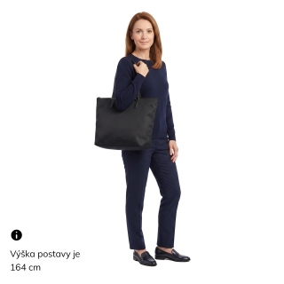 Elegantní nylonová kabelka přes rameno Carmelo materiál nylon zapínání na zip barva červená velikost velká 6601 CV Na postavě