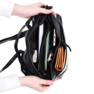 Crossbody kabelka z pravé kůže s klopou Noelia Bolger materiál kůže zapínání s klopou barva černá velikost střední NB 2024 C Vnitřek