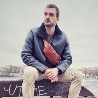 Malá kožená ledvinka s čistým designem Noelia Bolger materiál kůže zapínání na zip barva koňaková velikost malá NB 2403 KO Lifestyle