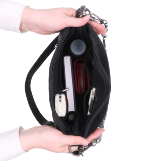 Stylová kabelka s odepínacím ozdobným přívěskem Carmelo materiál syntetická kůže zapínání na zip barva černá velikost střední 4659 C Vnitřek