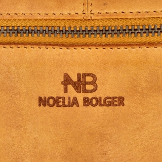 Dlouhá kožená peněženka s prošitím Noelia Bolger materiál kůže zapínání na cvoček barva žlutá velikost velká 5126 NB ZLU Logo
