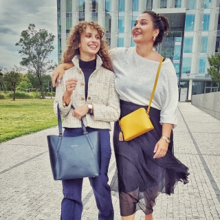 Kvalitní kožená kabelka přes rameno Noelia Bolger materiál kůže zapínání na zip barva černá velikost velká NB 0098 C Lifestyle