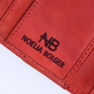 Malá kožená peněženka s moderním prošitím Noelia Bolger materiál kůže zapínání na cvoček barva červená velikost střední 5127 NB CV Logo