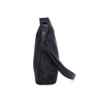 Crossbody kabelka v minimalistickém stylu Carmelo materiál nylon zapínání na zip barva černá velikost střední 6605 C Z boku