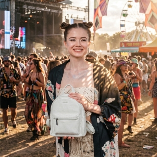 Malý batůžek s moderním designem Carmelo materiál syntetická kůže zapínání na zip barva béžová velikost malá 4314 K Lifestyle