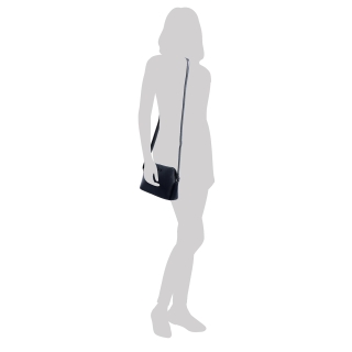 Jemná, minimalistická crossbody kabelka LeSands materiál syntetická kůže zapínání na zip barva černá velikost malá 7718 C Na postavě