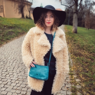 Praktická kožená crossbody na každý den Noelia Bolger materiál kůže zapínání na zip barva tyrkysová velikost malá NB 2406 TYR Lifestyle