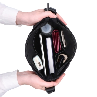 Crossbody kabelka v minimalistickém stylu Carmelo materiál nylon zapínání na zip barva černá velikost střední 6605 C Vnitřek
