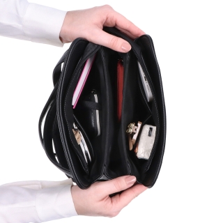 Praktická kabelka přes rameno Carmelo materiál syntetická kůže zapínání na zip barva černá velikost malá 4273 C Vnitřek