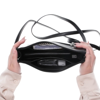 Malá kožená crossbody kabelka Noelia Bolger materiál kůže zapínání na zip barva černá velikost malá NB 0046 C Vnitřek