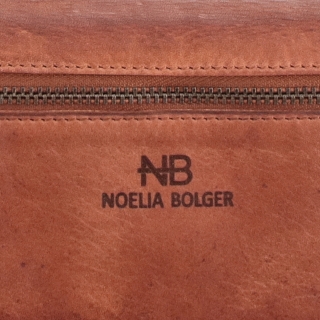 Dlouhá kožená peněženka s mandalou Noelia Bolger materiál kůže zapínání na cvoček barva koňaková velikost velká 5121 NB KO Logo