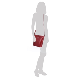 Luxusní kožená crossbody kabelka Noelia Bolger materiál kůže zapínání na zip barva červená velikost malá NB 0077 TCV Na postavě