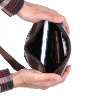 Praktická pánská taška přes rameno Tangerin materiál syntetická kůže zapínání na zip barva hnědá velikost malá 2322 H Vnitřek
