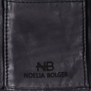 Kožená peněženka s praktickou zipovou kapsou Noelia Bolger materiál kůže zapínání na cvoček barva černá velikost malá 5132 NB C Logo