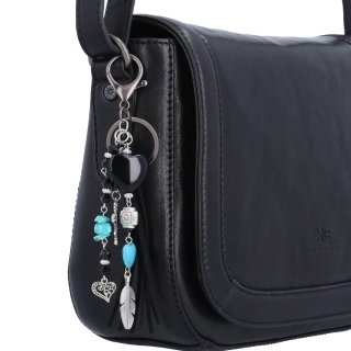 Menší crossbody kabelka s klopou a přívěskem Noelia Bolger materiál kůže zapínání s klopou barva černá velikost střední NB 3111 C Detail
