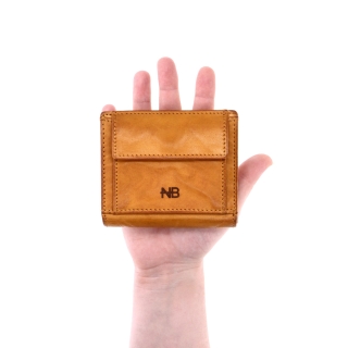 Malá kožená peněženka s unisex designem Noelia Bolger materiál kůže barva žlutá velikost malá 5133 NB ZLU V ruce
