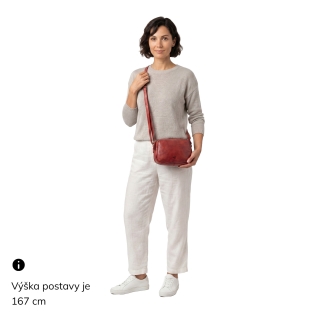 Minimalistická kožená crossbody kabelka Noelia Bolger materiál kůže zapínání na zip barva červená velikost malá NB 2417 CV Na postavě
