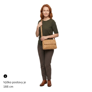 Praktická crossbody kabelka s klopou Tangerin materiál syntetická kůže zapínání na cvoček barva béžová velikost střední 1116 BE Na postavě