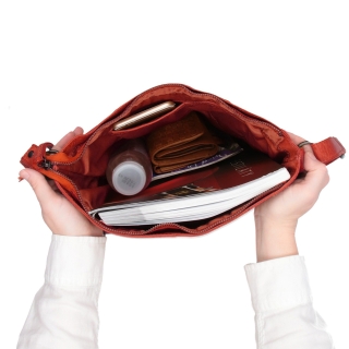 Kožená crossbody kabelka s prošíváním Noelia Bolger materiál kůže zapínání na zip barva červená velikost střední NB 2002 CV Vnitřek