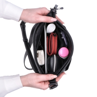 Malá kožená crossbody kabelka s výraznějším prošitím Noelia Bolger materiál kůže zapínání na zip barva černá velikost malá NB 3004 C Vnitřek