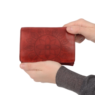 Kožená peněženka s motivem mandaly Noelia Bolger materiál kůže zapínání na cvoček barva červená velikost střední 5118 NB CV V ruce