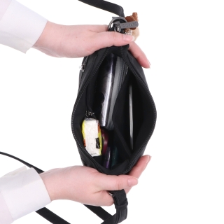 Elegantní malá crossbody kabelka Carmelo materiál syntetická kůže zapínání na zip barva hnědá velikost malá 4666 TH Vnitřek
