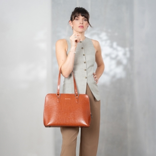 Elegantní kožená kabelka Noelia Bolger materiál kůže zapínání na zip barva koňaková velikost velká NB 0057 KO Lifestyle