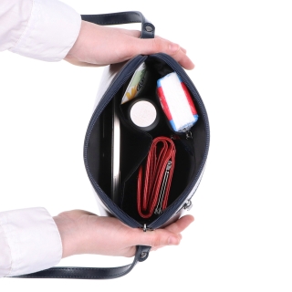 Minimalistická kožená crossbody kabelka na každý den Noelia Bolger materiál kůže zapínání na zip barva modrá velikost malá NB 0116 TM Vnitřek