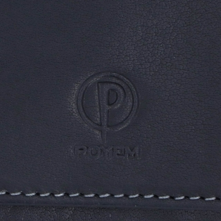 Elegantní peněženka z pravé kůže Poyem materiál kůže zapínání na cvoček barva černá velikost malá 5241 Poyem C Logo