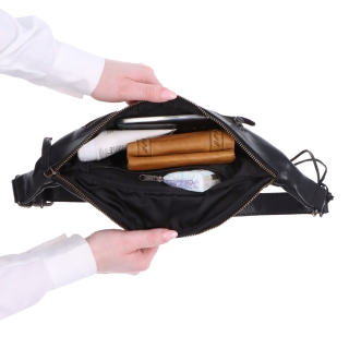 Moderní kožená crossbody ledvinka Noelia Bolger materiál kůže zapínání na zip barva černá velikost malá NB 2402 C Vnitřek
