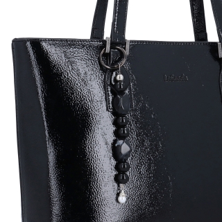 Elegantní kabelka přes rameno s přívěskem Le Sands materiál syntetická kůže zapínání na zip barva černá velikost velká 4645 C Detail