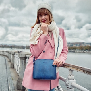 Malá minimalistická crossbody kabelka Le Sands materiál syntetická kůže zapínání na zip barva modrá velikost malá 7712 TM Lifestyle