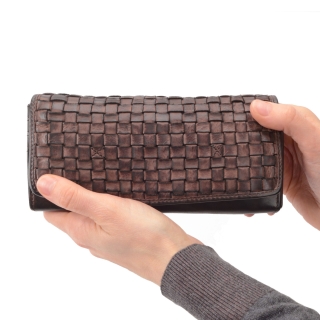 Dlouhá proplétaná peněženka Noelia Bolger materiál kůže zapínání na cvoček barva hnědá velikost velká 5105 NB H V ruce