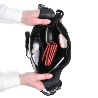 Elegantní kožená crossbody kabelka s kapsami Noelia Bolger materiál kůže zapínání na zip barva černá velikost malá NB 2101 C Vnitřek